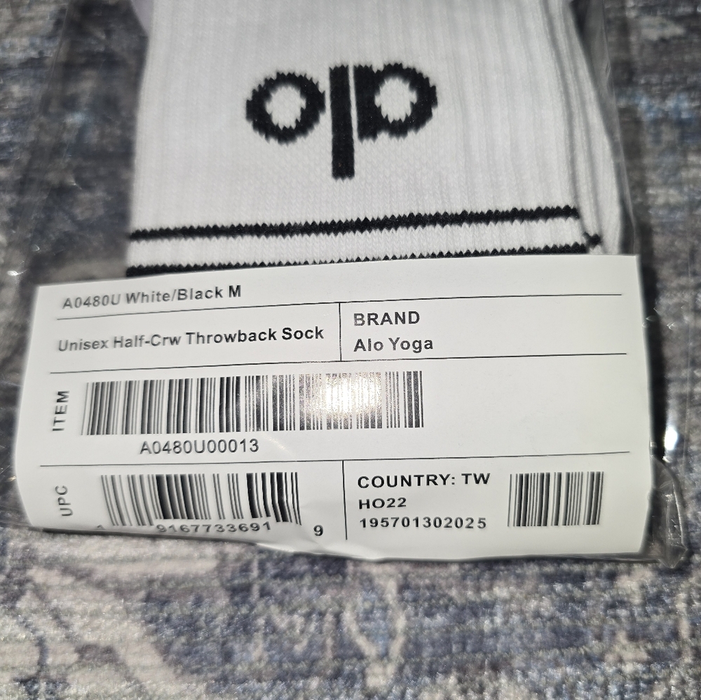 Alo Yoga Unisex Half-Crew Sock Athletic Core: White/Black Medium $34 - Picture 6 of 9